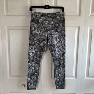 Athleta Elation Textured Tight M Chakra Floral Black White Gym Yoga Pilates Soft